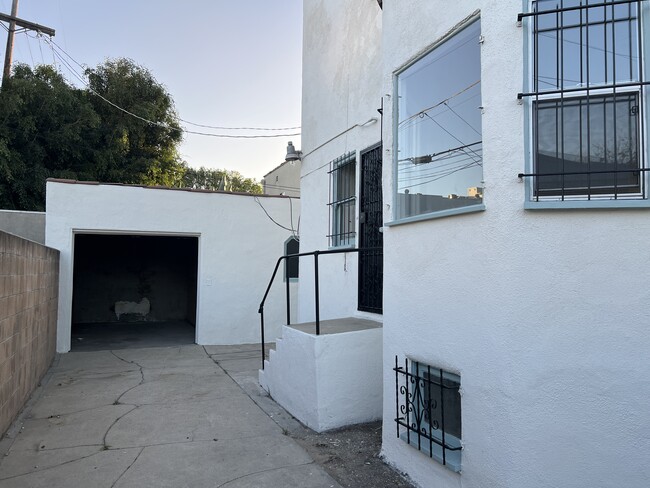 Side entrance and 1 car garage - 5314 W 8th St