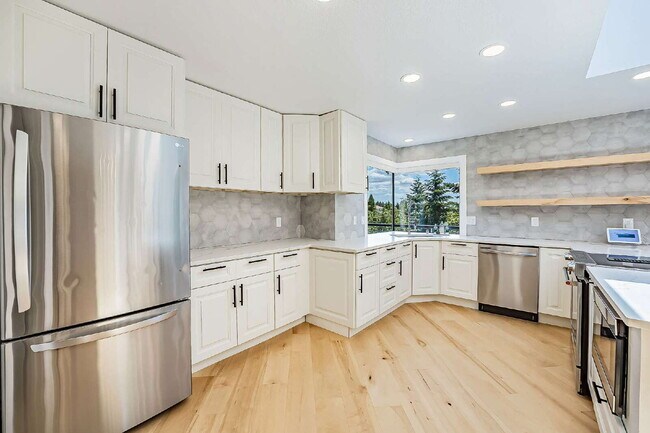 Building Photo - Sophisticated and Elegant home is located in Harbor Ridge at Browns Point. Spacious 4 bedroom, 4 ...