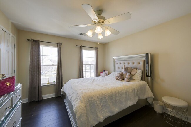 Building Photo - Luxurious Single Family Home in Emerald Farm