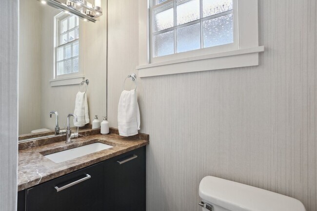 Building Photo - Fabulous Single Fam Uptown Home 3BD/2BA with great yard.