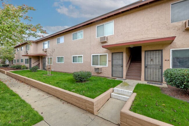 Building Photo - Lakeside Upstairs First Month FREE 1 Bd / 1 ba w/ In Unit  Laundry, Parking, + Water/Trash Included