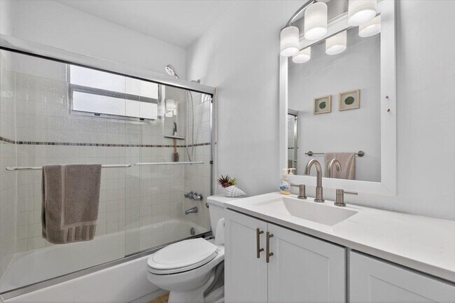 Building Photo - 110 NE 30th St