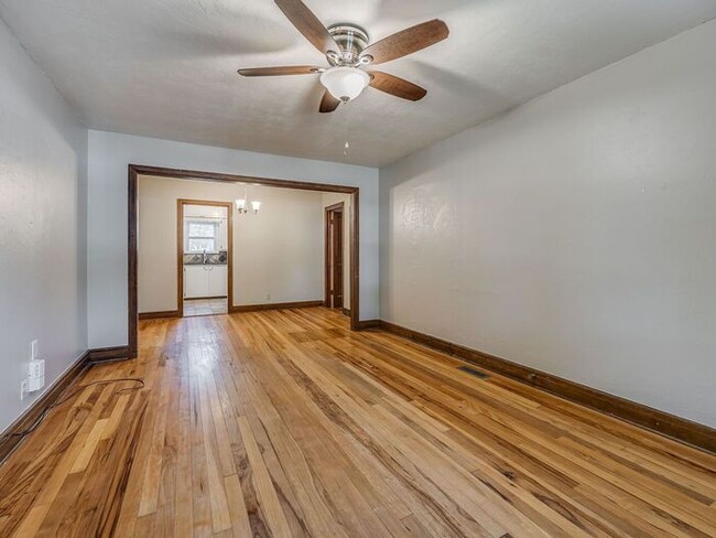 Building Photo - Super cute 3 bedroom bungalow