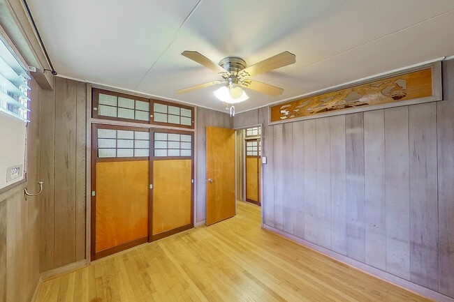 Building Photo - 2 Bed 1 Bath 1 Parking Apartment. 1 Year Lease.