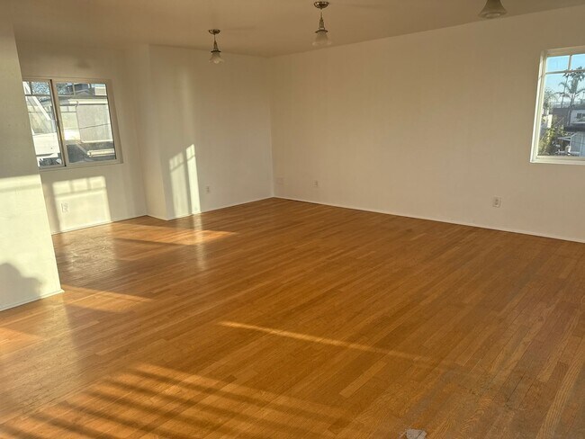 Building Photo - 947 1/2-731-32 Beryl St