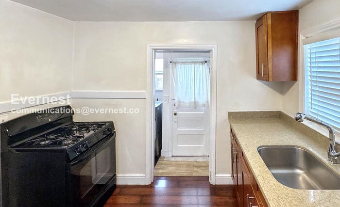 Building Photo - 605 E Santa Inez Ave