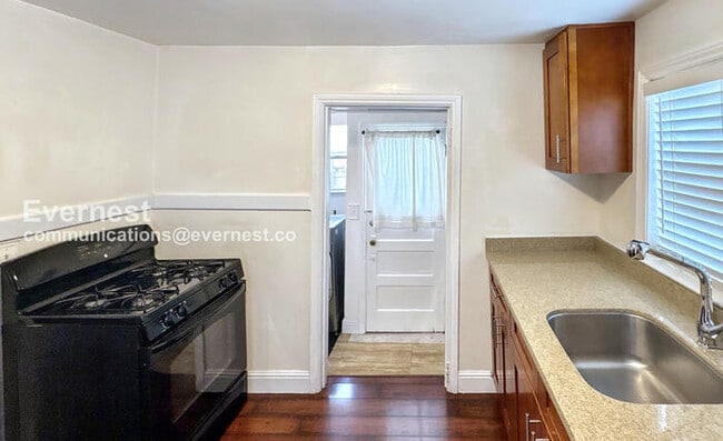 Building Photo - 605 E Santa Inez Ave