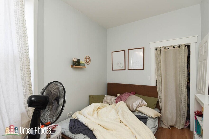 Building Photo - 870 W Buckingham Pl