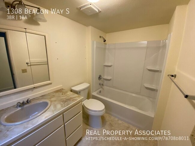Building Photo - 1308 Beacon Wy S