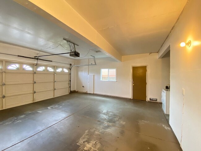 Building Photo - 3 Bedroom Home in SW Santa Rosa
