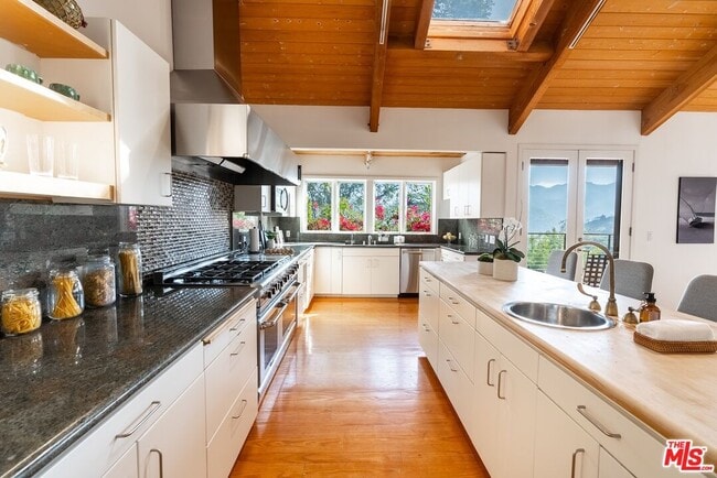 Building Photo - 21338 Colina Dr