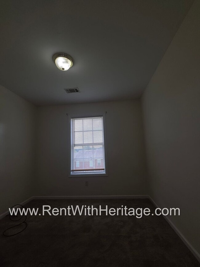 Building Photo - Fantastic 4bd/2.5ba Townhome/ Swim Tennis/ Great Location