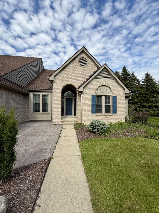Building Photo - 6961 Suncrest Dr