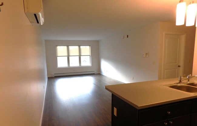 Building Photo - Beautifully Spacious 1 Bedroom Apartment