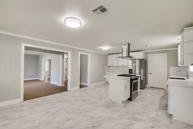 Building Photo - 3901 McKinney Dr