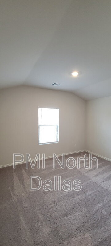 Building Photo - 2633 Oneida Ln