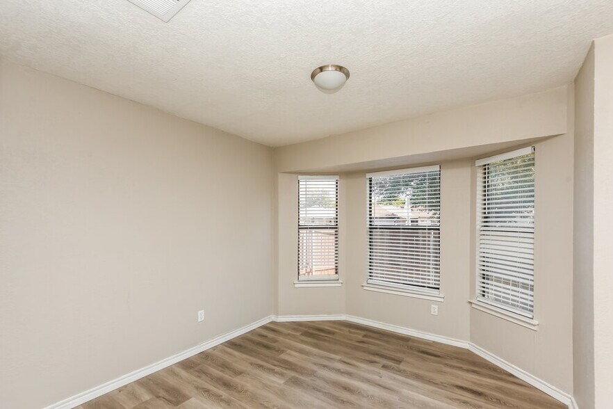 Building Photo - 2609 S Meadow Dr