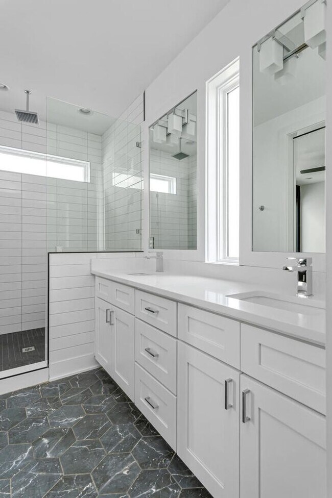 Building Photo - Stunning 4 Bedroom Home w/ Rooftop Deck Close to Downtown Nashville