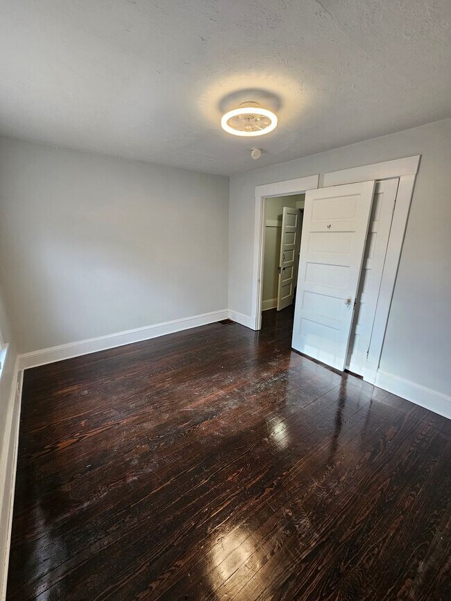 Building Photo - Wakefield7010-7014