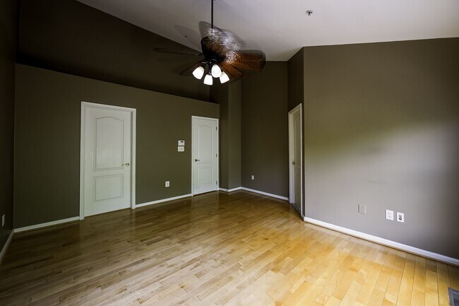 Building Photo - Tower Oaks First-Time Townhome in Rockville is Move-in Ready!