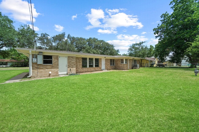 Building Photo - 721 20th Ave N