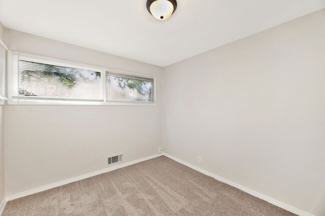 Building Photo - 6020 N E Pk Vw Dr