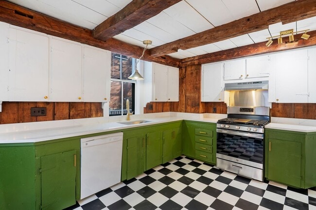 Building Photo - 105-107 Richards