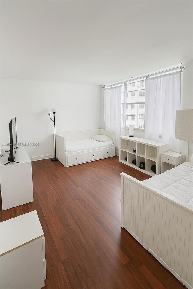 Building Photo - 905 Brickell Bay Dr