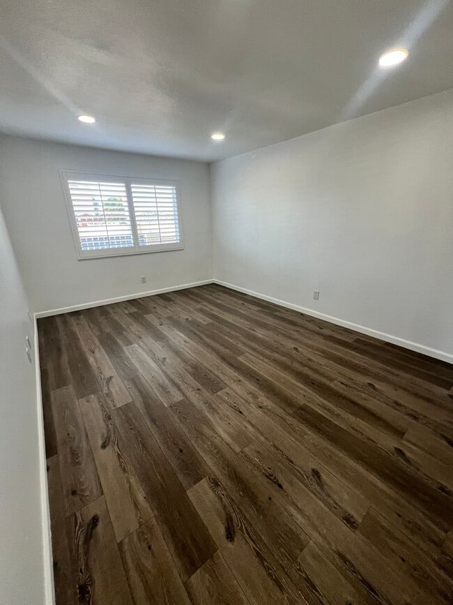 Building Photo - Oxnard - Four bedroom, two bathroom, singl...