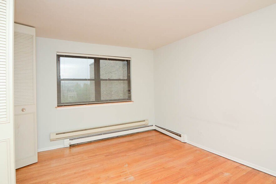 Building Photo - 663 W Wrightwood Ave