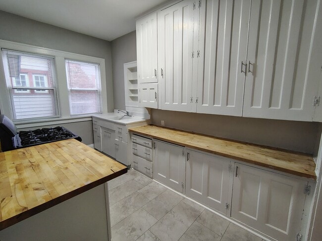 Building Photo - 1295 N Main St