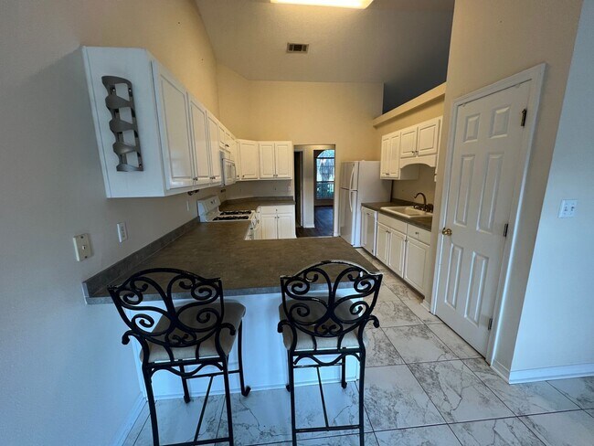 Building Photo - GREAT 4 BED / 2 BATH IN Crestview