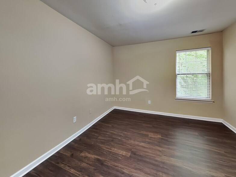 Building Photo - 433 Holland Springs Dr