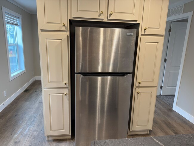 Building Photo - 48599 Lakeview E