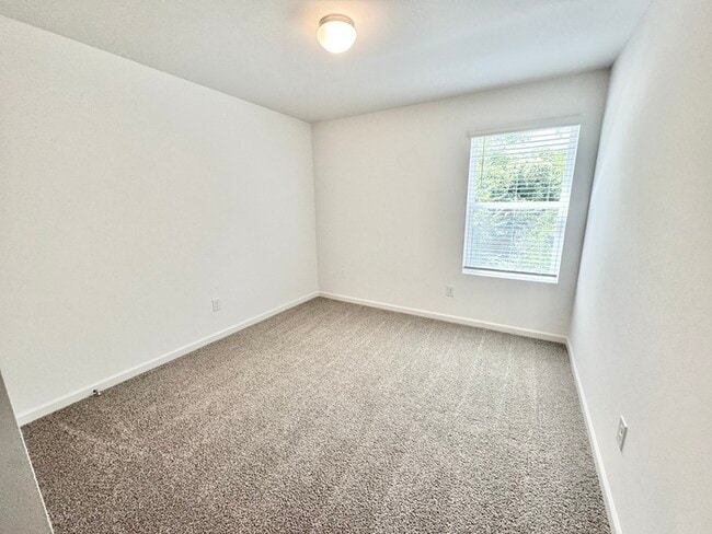 Building Photo - Three bedroom 2 1/2 bath townhome availabl...