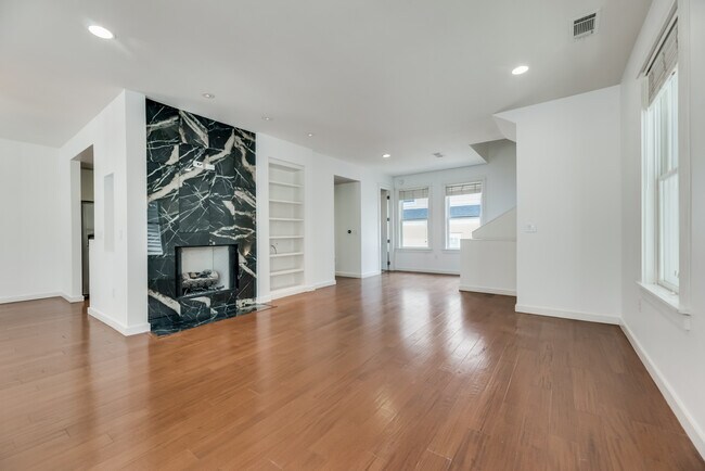 Building Photo - 2604 Thomas Ave