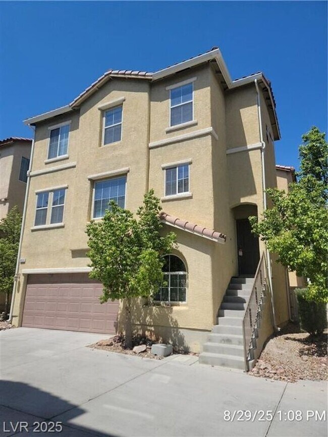 Building Photo - Spacious Tri-Level Home in a Great Community!