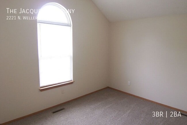 Building Photo - 2221 N Weller Ave
