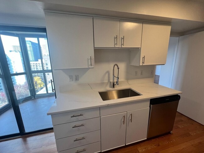 Building Photo - 1600 N Oak St