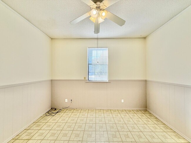 Building Photo - ??Spacious 3-Bedroom Home - Large Lot