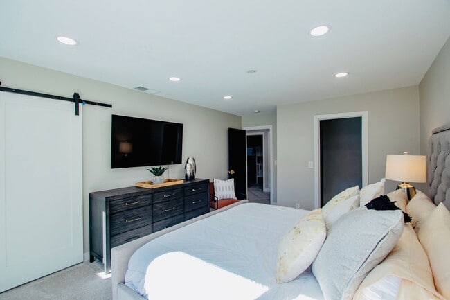 Building Photo - Modern 3 Bd, 2.5 Bth, Remodeled Open Floor plan Chef's Kitchen