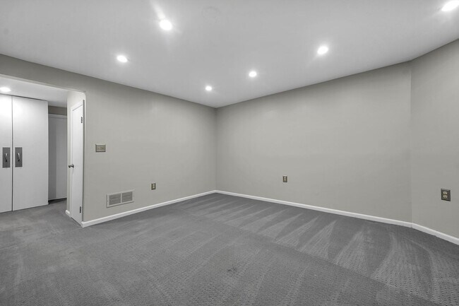 Building Photo - 3 Bedroom Luxury Condo