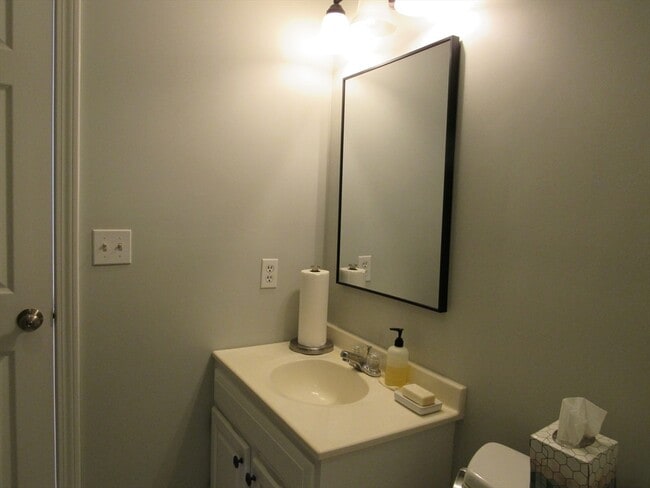 Building Photo - 45 Harbor Hill Dr