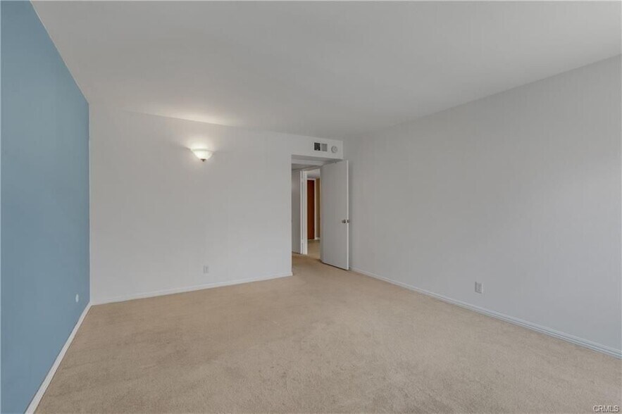 Building Photo - 1127 E Del Mar Blvd