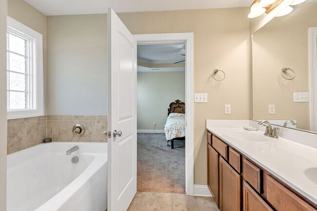 Building Photo - 293 Crossroads Store Dr