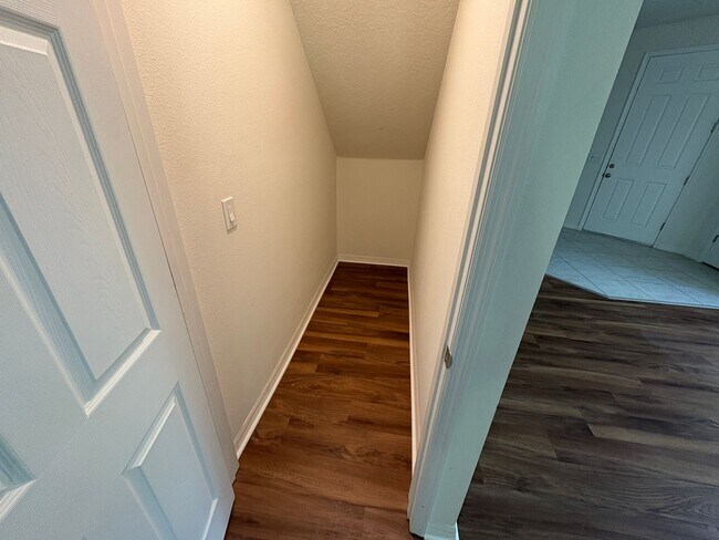 Building Photo - 5 bedroom 3.5 Bath House on Oakland Trails, Easy Turnpike Access No Rear Neighbors