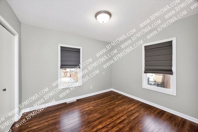 Building Photo - 6717 Roseland Dr