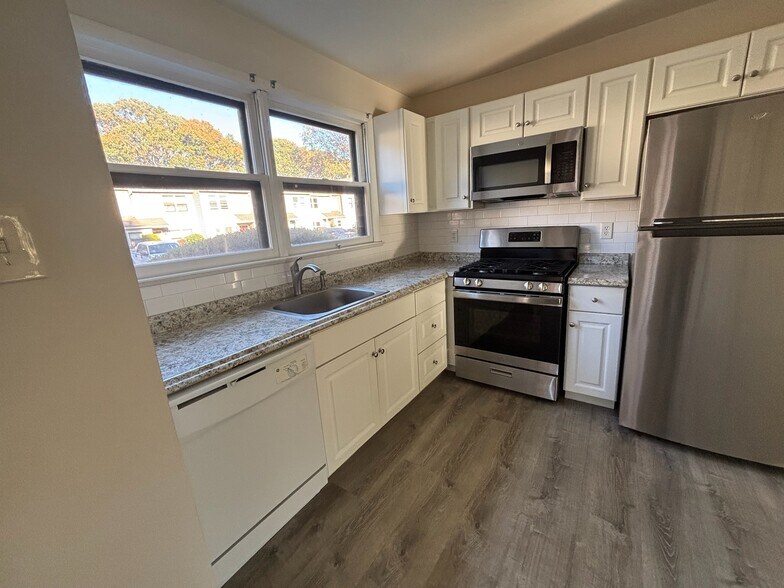 Kitchen - 79 Tavistock Dr