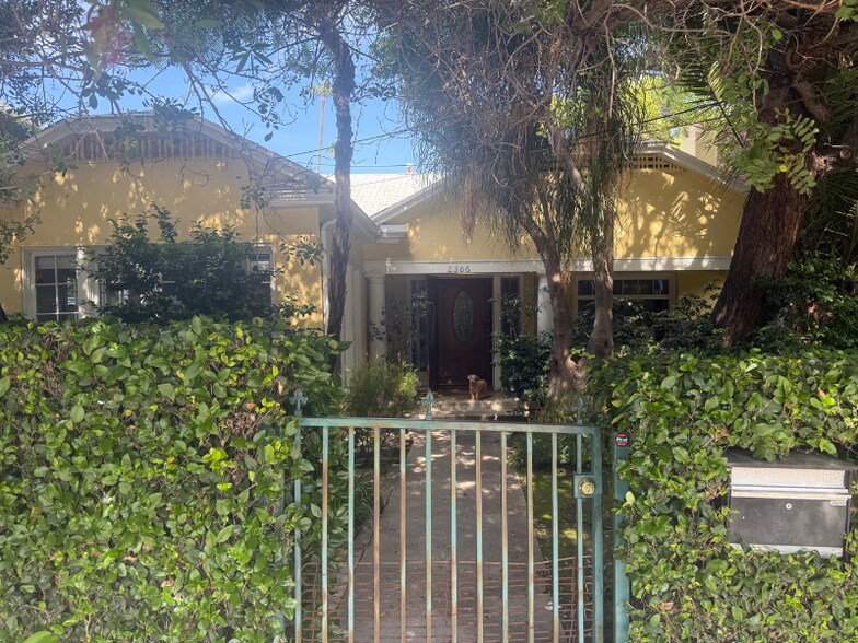 Building Photo - 2306 Beachwood Dr