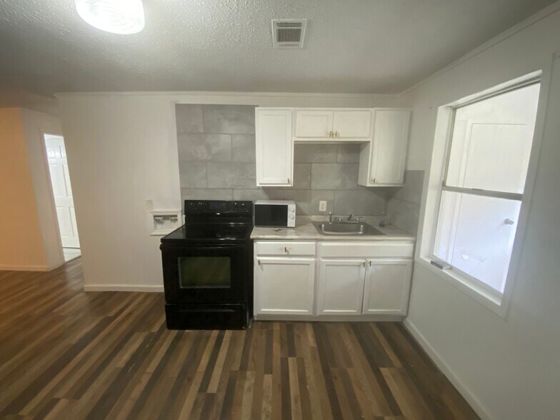 Building Photo - 806 Armory Dr